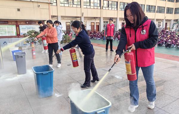 7政教处组织全校师生进行消防安全演练 7政教处组织全校师生进行消防安全演练
